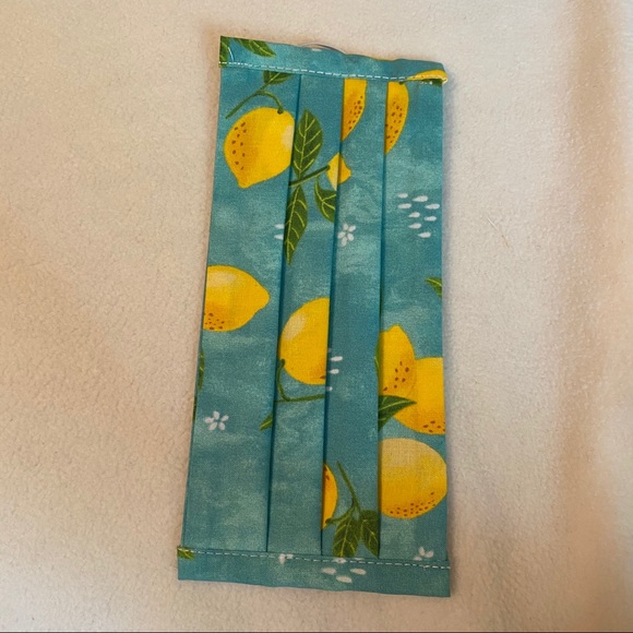 A pack of 3 masks and 1 hair tie - Picture 15 of 16